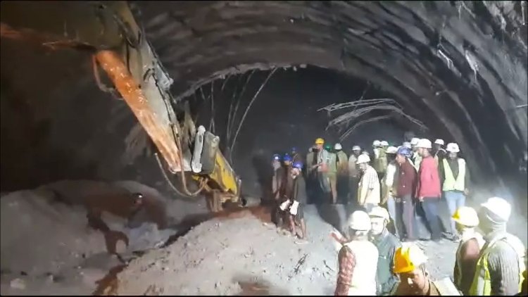 Uttarkashi Tunnel Accident Live: 57 घंटे, 40 जिंदगियां... टनल में हर सांस के लिए चल रही जंग, बड़े स्टील पाइप डालने का काम शुरू