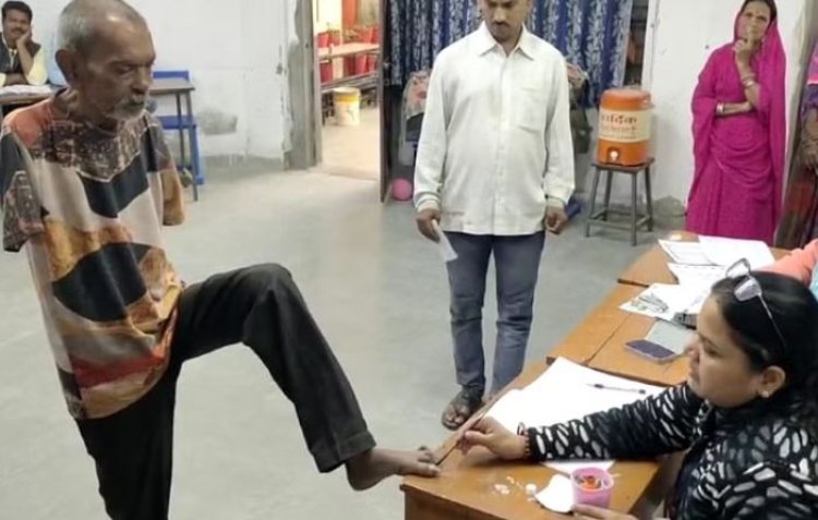 MP Election: पैरों से किया मतदान, पैरों पर ही लगवाया स्याही का निशान