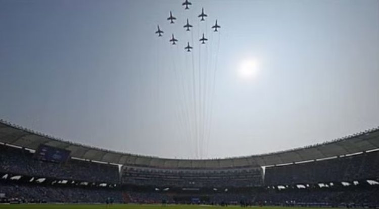Ind vs Aus: फाइनल का धमाकेदार आगाज, वायु सेना के एयर-शो ने जीता फैंस का दिल