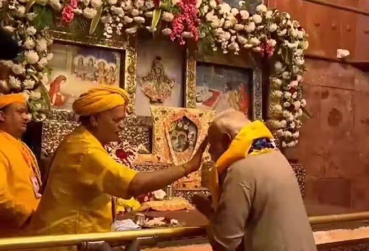 मथुरा पहुंचे PM मोदी, श्रीकृष्ण जन्मभूमि मंदिर में की पूजा-अर्चना