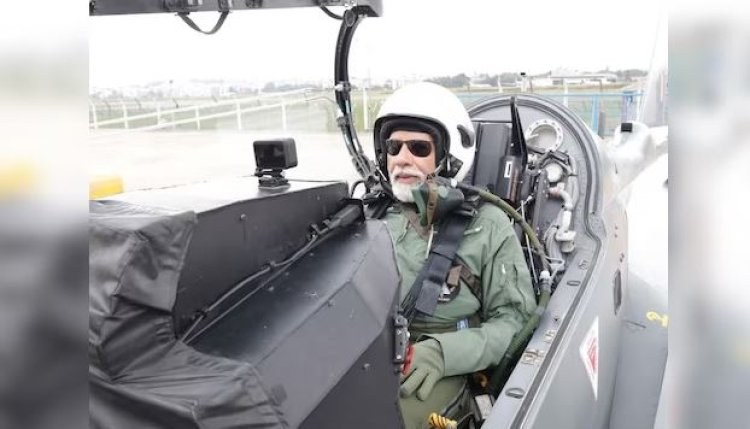 बादलों के पार पहुंचे PM मोदी, लड़ाकू विमान तेजस में भरी उड़ान