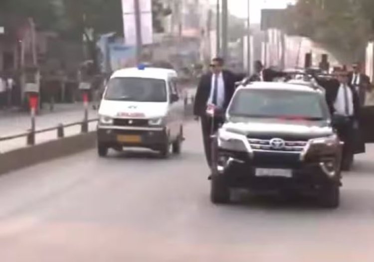 PM मोदी ने एंबुलेंस देख रुकवाया काफिला, Video हुई Viral