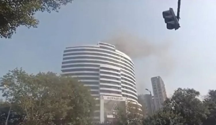 कनॉट प्लेस की बिल्डिंग में लगी भीषण आग, दमकल की 15 गाड़ियां पहुंचीं