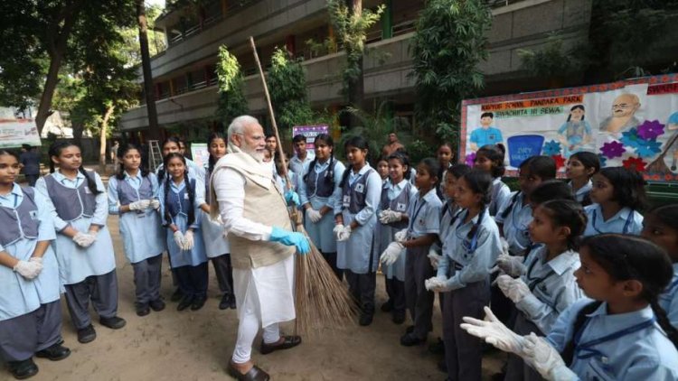 पीएम मोदी ने बच्चों के साथ लगाई झाड़ू, कहा- 'स्वच्छ भारत मिशन जितना सफल होगा, उतना देश चमकेगा'